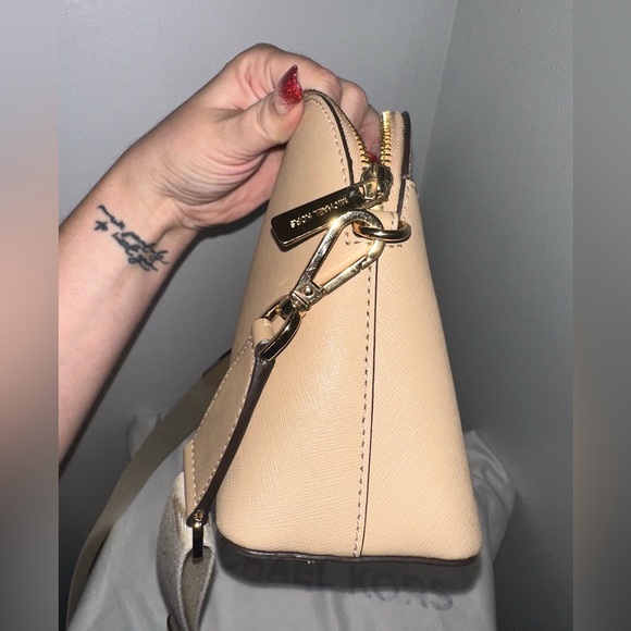 Michael Kors Cindy Dome crossbody with logo crossbody strap. - Picture 4 of 6